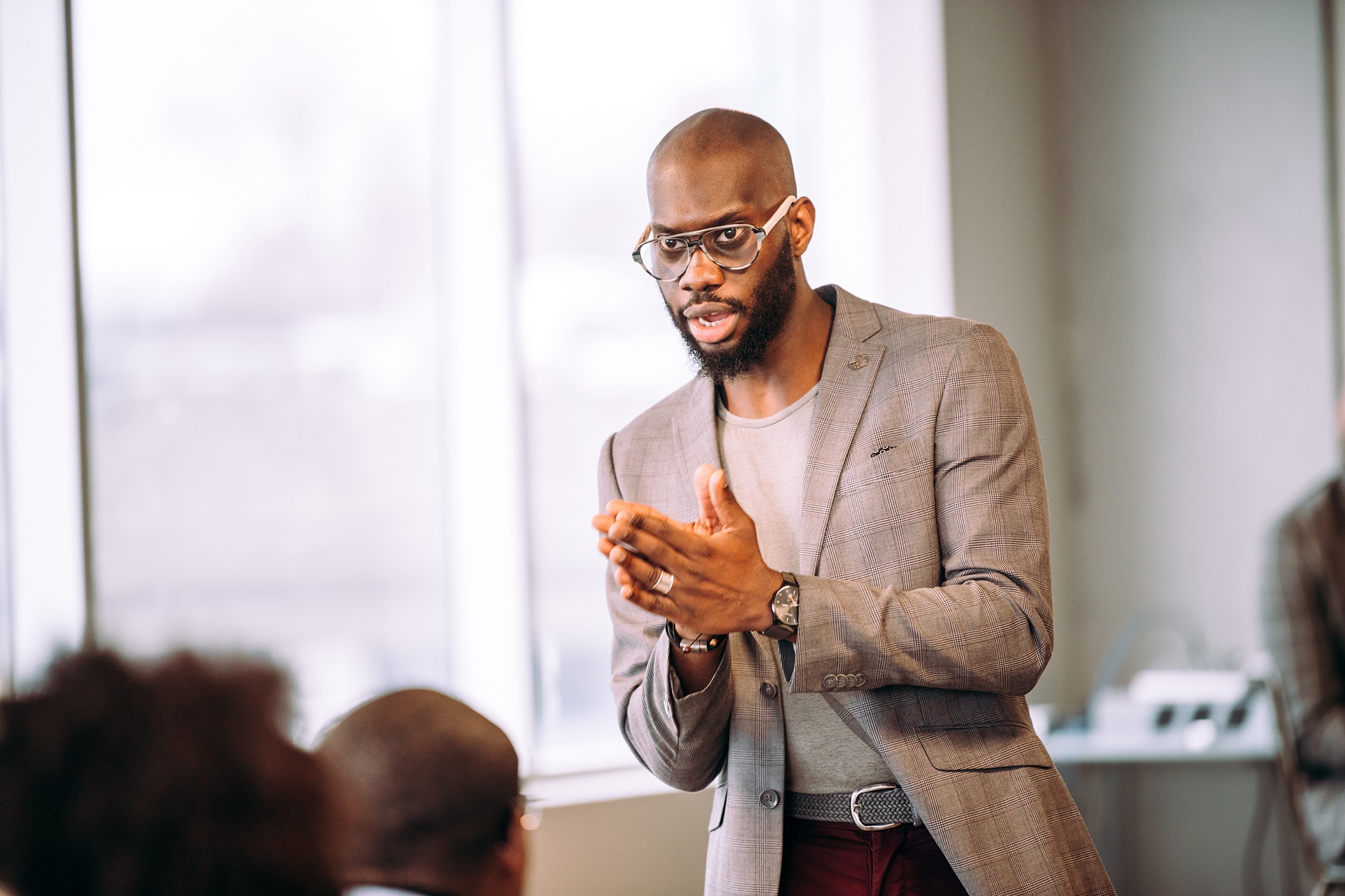 Jonas Diop animant une conférence